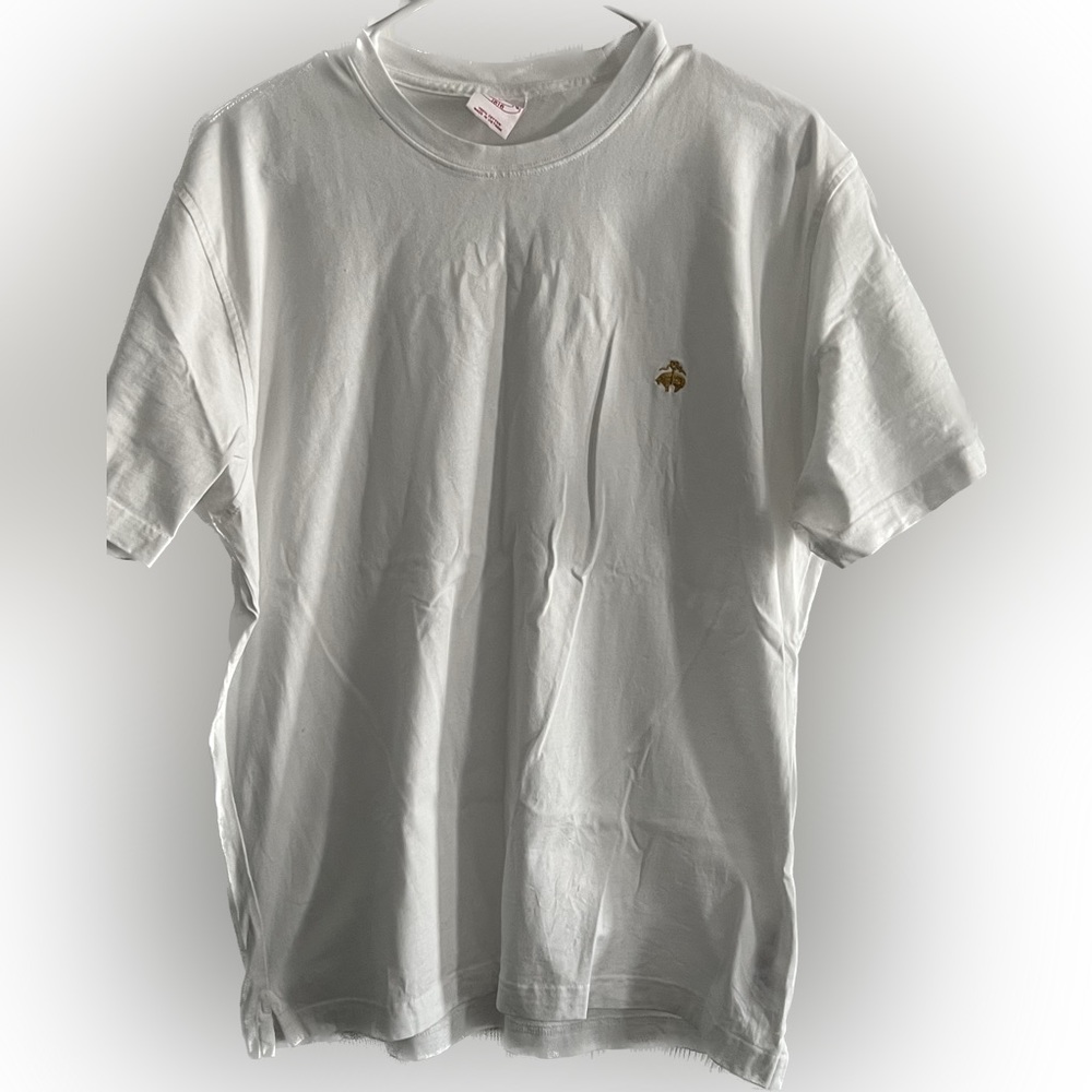 Men’s white tee